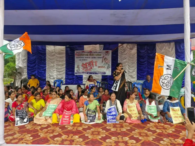 आर जीकर रेफ हत्या की निदा हो दोषियों को फांसी, विरोधी ना करें राजनिति : आशिमा चक्रवर्ती, तृणमूल महीला ज़िला अध्यक्ष। 1 ezgif 7 9301099f06