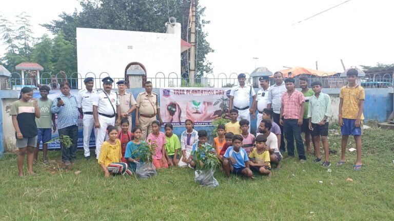 आसनसोल में प्रदूषण कम करने के लिए पुलिस का अनोखा कदम: ट्री प्लांटेशन! 1 plantation