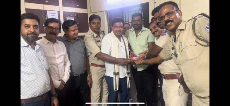आसनसोल में पुलिस दिवस पर मारवाड़ी सम्मेलन ने किया पुलिस का सम्मान 1 police day 1