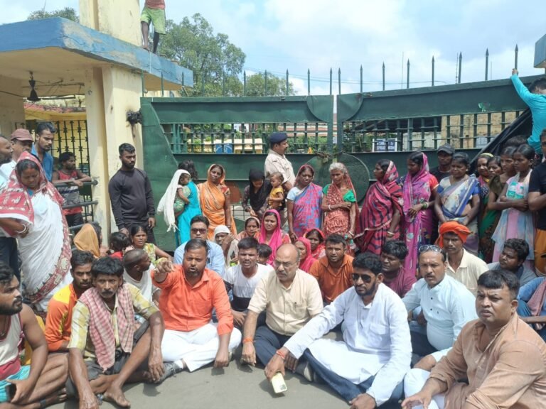 कुल्टी में CISF पर हत्या का आरोप, भाजपा-टीएमसी का धरना जारी! 1 कुल्टी में CISF पर हत्या का आरोप भाजपा टीएमसी का धरना जारी