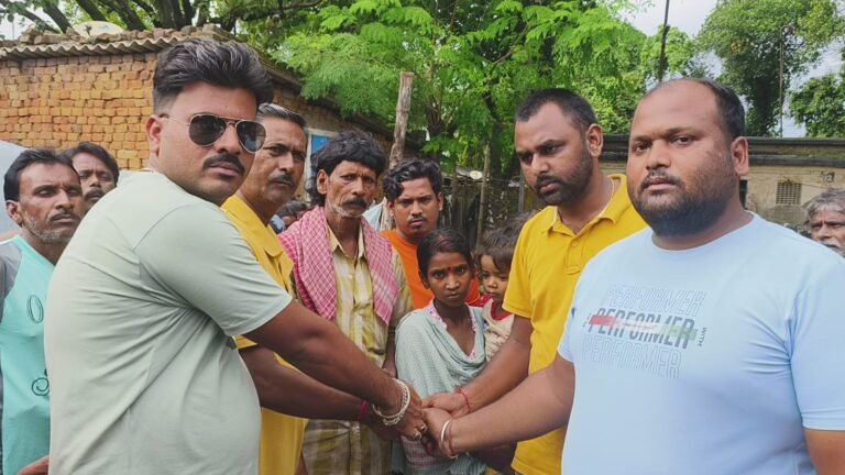 कुल्टी में मृतक विक्की रविदास के परिजनों को एक लाख रुपये घायल को 50 हजार की मदद