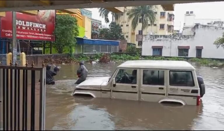 रात भर हुई बारिश से लोग हुए परेशान 1 IMG 20241017 134411