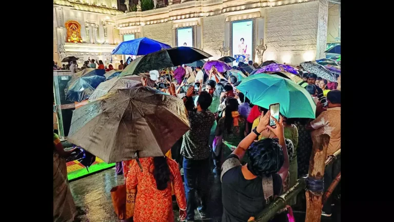kolkata office goers brave rain explore durga puja pandals during commute