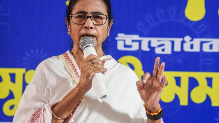 ममता के लिए चुनौती: दुर्गापूजा के साथ ही डॉक्टरों का विरोध बढ़ा! 1 mamata at shreebhumi