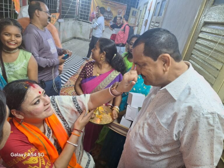 आदिवसी समाज के युवाओं के अलावा भाजपा युवा कार्यकर्ता सहित सुब्रतो घाँटी को आसनसोल दक्षिण विधायक अग्निमित्रा पॉल ने दी भाई फोटा 1 IMG 20241103 WA0057