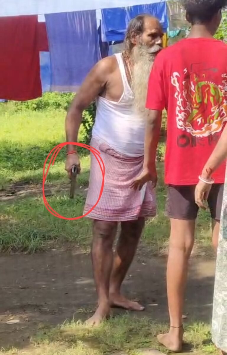 শীতলপুরে পিস্তল নিয়ে হুমকি ও গুলি! প্রতিবেশীর সঙ্গে তীব্র সংঘর্ষ 1 IMG 20241101 141649