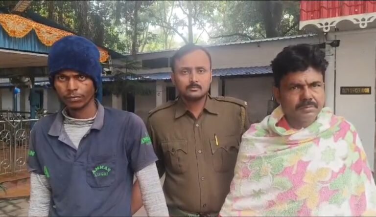 দুর্গাপুরে বেআইনি লোহা পাচারের অভিযোগে পিক-আপ ভ্যান জব্দ, দুই গ্রেপ্তার 1 IMG 20241127 143351