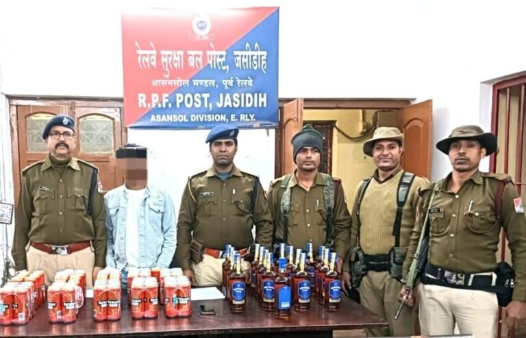 मधुपुर-जसीडीह के बीच आरपीएफ का एक्शन, 43 लीटर अवैध शराब जब्त 1 af7f3983 20f8 441e a0d6 b06a9729ee80