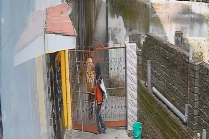 आसनसोल: बच्चे बने चोर, घर में घुसकर उड़ाए मोबाइल, सीसीटीवी में कैद 1 screenshot 2024 1128 1138295596569542065208198 668x445 1