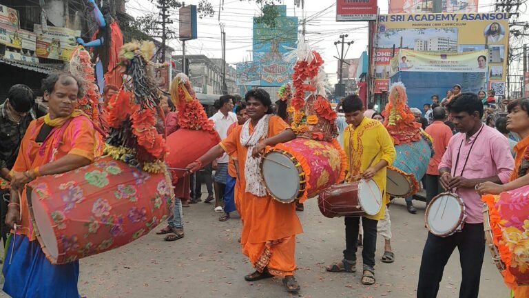 বেগুনিয়া ঘাটে মা কালী বিসর্জন, ঢাক-ঢোলের সুরে উদ্দীপনা 1 कुल्टी के बेगुनिया चेक