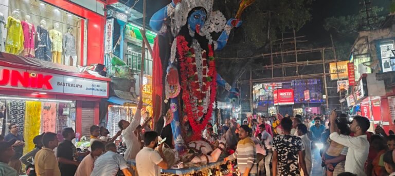 কুলটির বেগুনিয়া বাজারে মহাধুমধাম সহকারে কালী পূজা বিসর্জন! 1 कुल्टी के सिद्धेश्वर मंदिर रोड