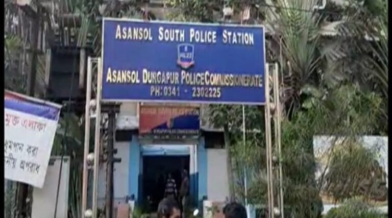 দীনেশ কুমার ও প্রীতি অরোরা গ্রেফতার, আসানসোল পুলিশ তুলে ধরল রেলে চাকরি জালিয়াতির চক্র 1 IMG 20211209 WA0008 800x445 1
