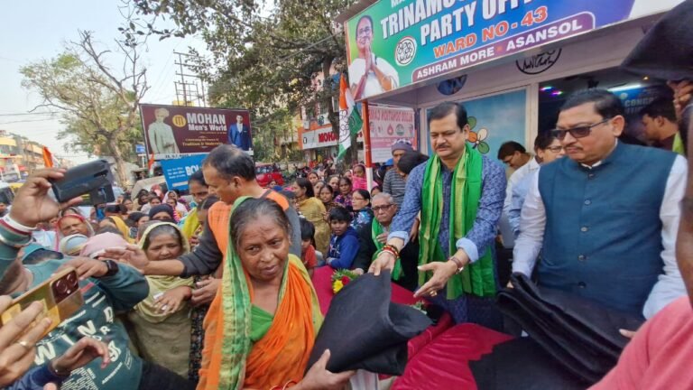 वार्ड 43 तृणमूल पार्टी कार्यालय में कम्बल वितरण 1 IMG 20241208 WA0010