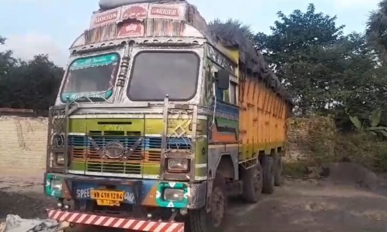 पॉलीथिन के नाम पर झारखण्ड भेजे जा रहें आलू, पुलिस ने दबोचा 1 IMG 20241201 103650