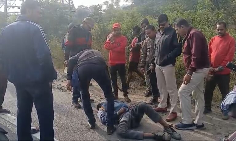 কুলটি থানার ধানবাদ রোডে দুর্ঘটনা, যানজটে নাজেহাল সাধারণ মানুষ 1 IMG 20241201 125859