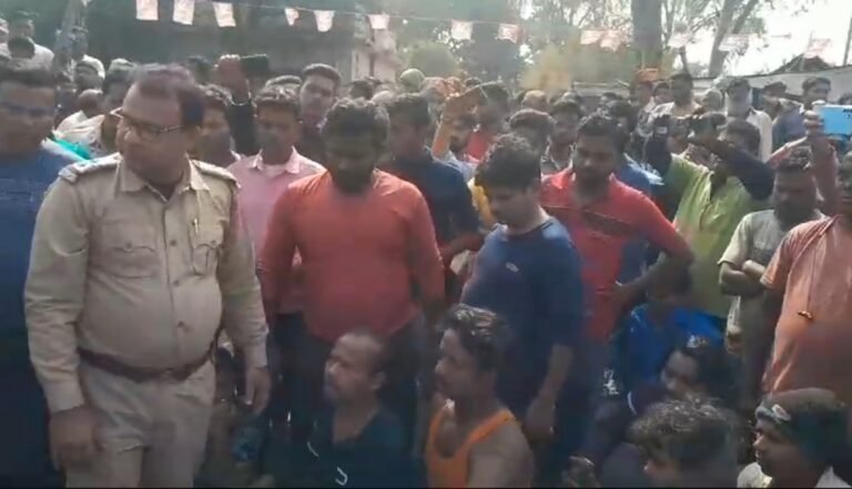 তৃণমূল নেতার হুমকি! জামুড়িয়ায় ব্যবসায়ীদের সড়ক অবরোধে চাঞ্চল্য 1 IMG 20241203 123637