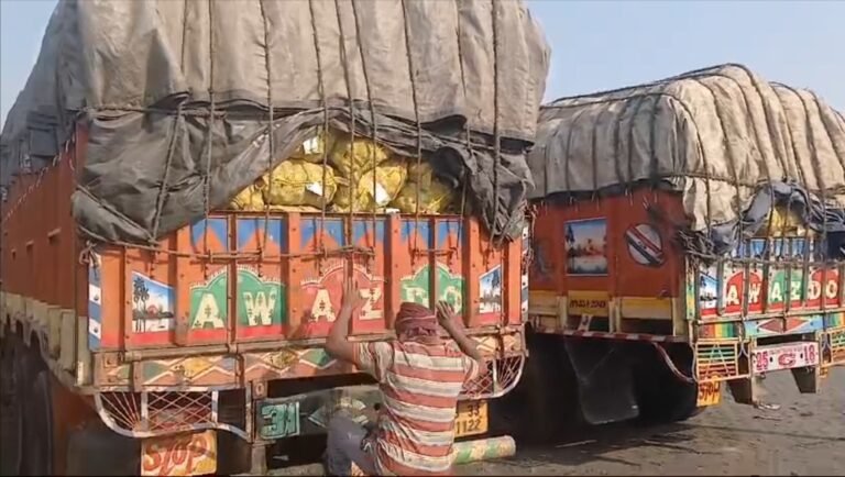 फिर आलू के निर्यात पर बंगाल पुलिस ने रोक लगा दी, डिबुडीह चेकपोस्ट पर कई लॉरी खड़ी 1 IMG 20241207 105940