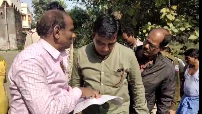 ग्रामीणों के आंदोलन का दिखा असर, 24 घंटे के अंदर जाँच करने पंहुचे अधिकारी 1 IMG 20241208 105503