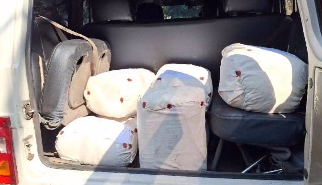 चार पहियों के अंदर ट्रॉली बैग में छिपाकर की जा रही गांजा की तस्करी! दुर्गापुर के कोको ओवेन थाने की पुलिस ने करीब 75 किलो गांजा बरामद किया 2 IMG 20241212 133421