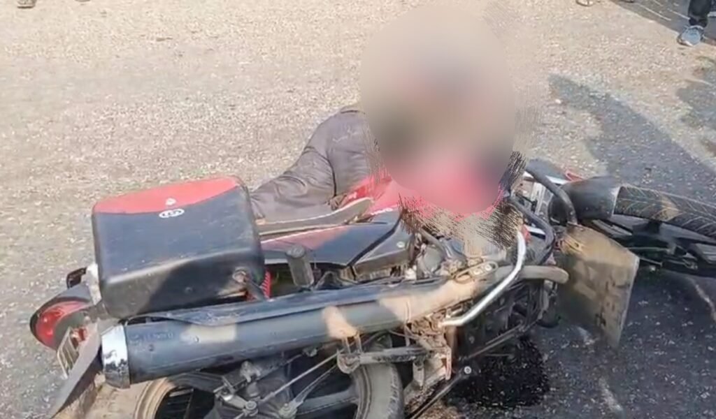 चांदा मोड पर यात्री बस के निचे आने से एक युवक की मौत, लोगों ने किया घंटो सड़क जाम 2 IMG 20241224 152503