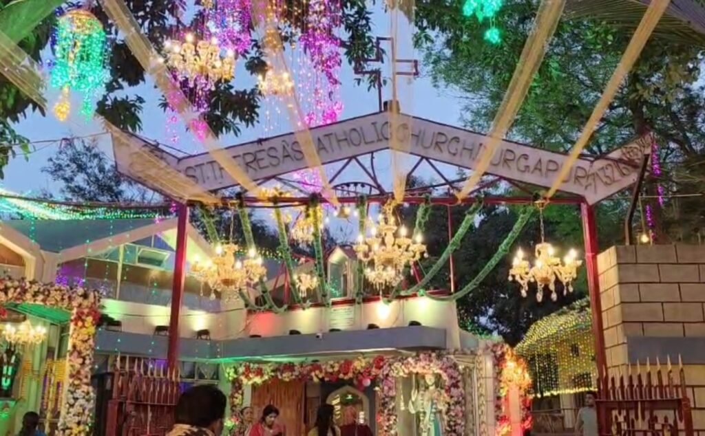 आसनसोल : क्रिसमस महोत्सव में मतवारा हुआ आसनसोल-दुर्गापुर लोग सुबह से चर्च में उमड़ पड़े। 3 IMG 20241225 101739