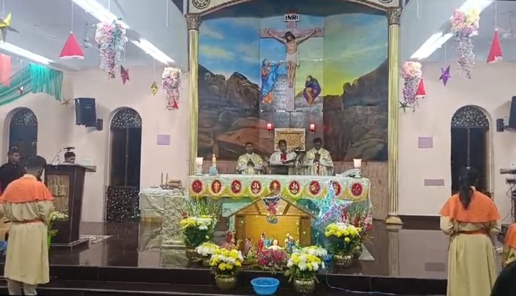 आसनसोल : क्रिसमस महोत्सव में मतवारा हुआ आसनसोल-दुर्गापुर लोग सुबह से चर्च में उमड़ पड़े। 2 IMG 20241225 101831