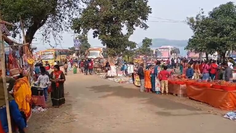 क्रिसमस में आकर्षण का केंद्र रहा मैथन, उमड़ रहें प्रयेटको की भीड़ 1 IMG 20241225 134900