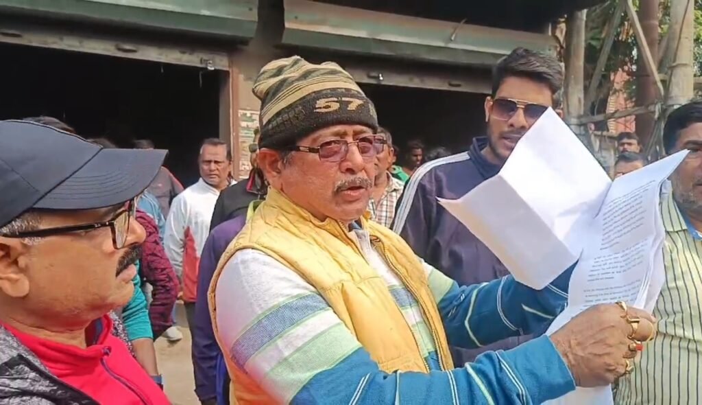 हॉटन रोड मोड़ के पास दुकान को लेकर हंगामा, तृणमूल नेता पर दखलदारी करने का आरोप 2 IMG 20241226 154926