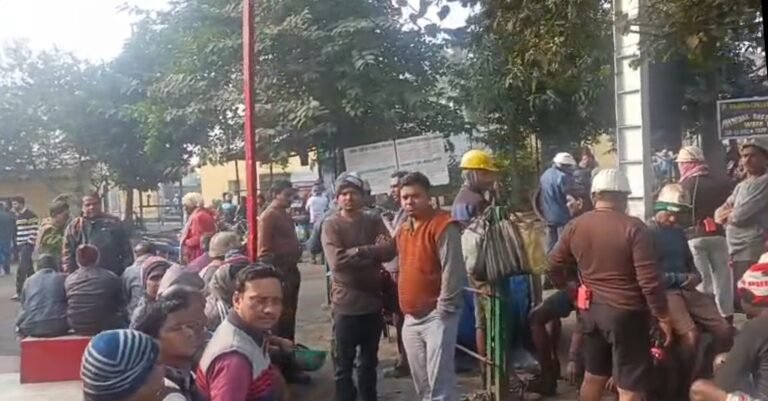 খনি বন্ধ, ECL-কে ক্ষতিপূরণের দাবি, রাণীগঞ্জে বৃহৎ প্রতিবাদে উত্তাল! 1 IMG 20241226 160139