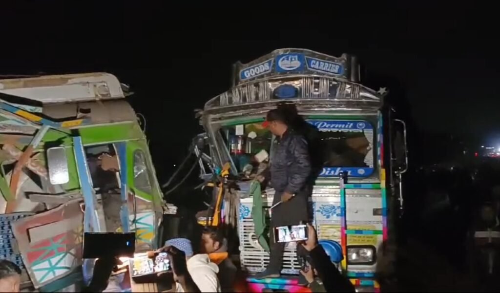 रानीगंज में भीषण हादसा: दो ट्रकों की टक्कर, चालक गंभीर रूप से घायल 2 IMG 20241230 214858