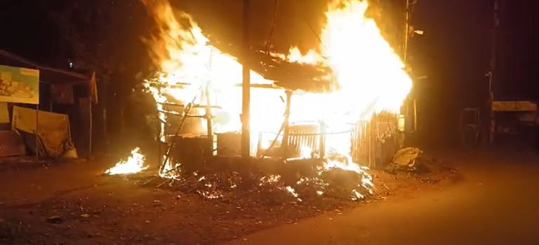 आसनसोल: देर रात आग ने दो दुकानों को किया राख, भारी नुकसान 1 Screenshot 2024 12 16 100019