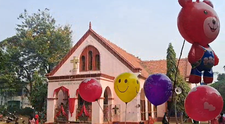 बांकुड़ा सेंट्रल चर्च में क्रिसमस पर विशेष प्रार्थना, खुशियों की कामना 1 Screenshot 2024 12 25 142241