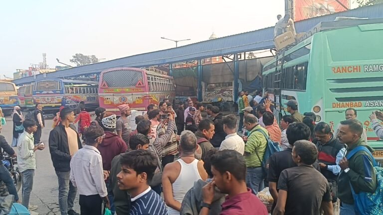 ঝাড়খণ্ড-বঙ্গ সীমান্তে যানবাহন অফিসারদের দাদাগিরি, যাত্রীদের ক্ষোভ! 1 jharkhand bengal border vehicle