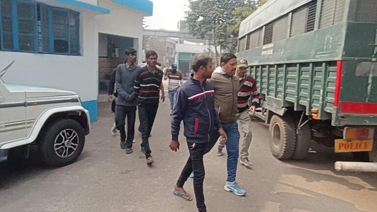 ডাকাতির ছক ভেস্তে দিল রানীগঞ্জ থানার পুলিশ! একের পর এক অভিযানে 8 দুষ্কৃতী গ্রেফতার 1 3