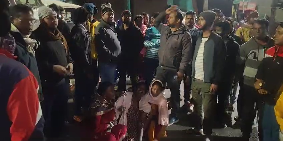 रानीगंज में डॉक्टर की लापरवाही से प्रसूता की मौत! NH-19 जाम कर बाउरी समाज का उग्र प्रदर्शन 2 Screenshot 2025 01 05 131118
