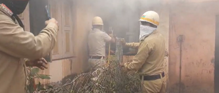 दुर्गापुर: बंद क्वार्टर में भीषण आग! इलाके में दहशत 1 Screenshot 2025 01 06 145019