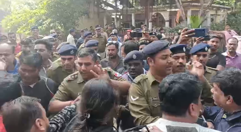 कुल्टी में रेलवे की जमीन पर गरजा बुलडोजर, तृणमूल नेताओं ने रोका अभियान! 1 Screenshot 2025 01 06 153409