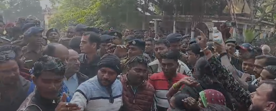 ‘এটা বাংলা, গুজরাট নয়!’ – বুলডোজার আটকালেন তৃণমূল নেত্রী ইন্দ্রাণী মিশ্র! 3 Screenshot 2025 01 06 153437