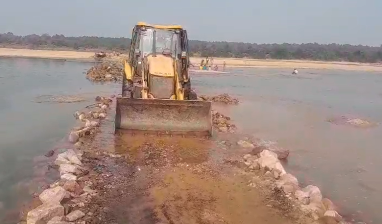 আমুলিয়া অজয় নদীর ঘাটে অবৈধ ব্রিজ ভেঙে দিল প্রশাসন, এলাকায় ক্ষোভ! 1 Screenshot 2025 01 06 155329