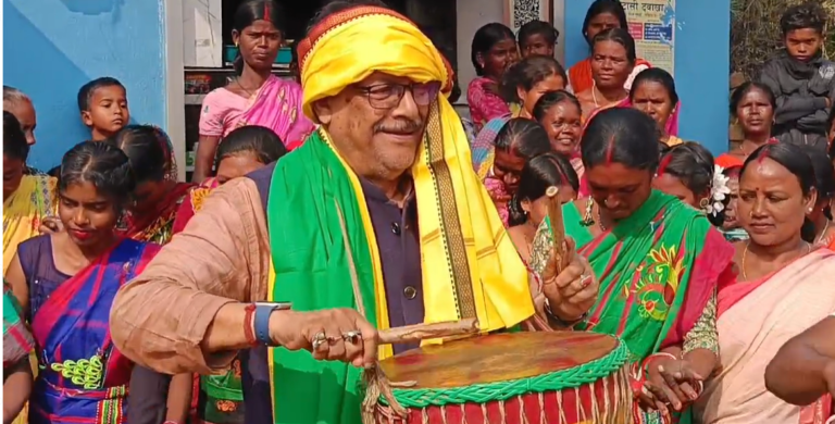 मंत्री मलय घटक ने बजाया धमसा, बंधना पर्व में आदिवासी संस्कृति का जलवा! 1 Screenshot 2025 01 12 171444