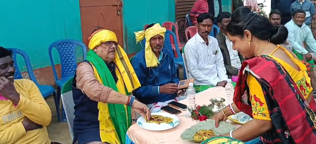 मंत्री मलय घटक ने बजाया धमसा, बंधना पर्व में आदिवासी संस्कृति का जलवा! 3 Screenshot 2025 01 12 171600