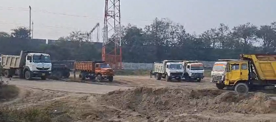 रानीगंज में फिर उबाल! कोयला और बालू ट्रकों के खिलाफ स्थानीय लोगों का प्रदर्शन 2 Screenshot 2025 01 13 145920