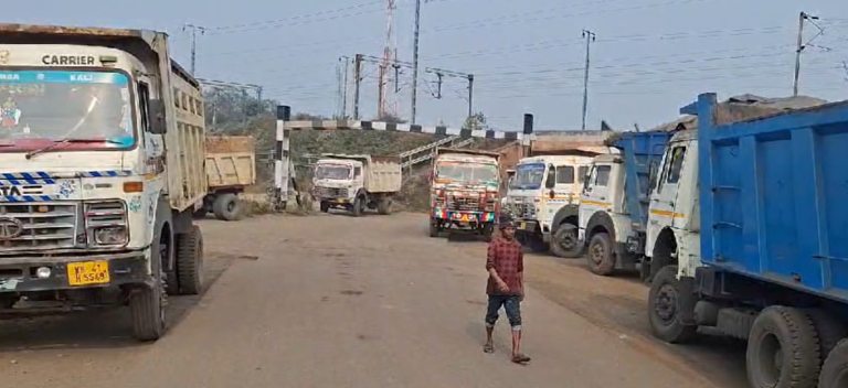 रानीगंज में फिर उबाल! कोयला और बालू ट्रकों के खिलाफ स्थानीय लोगों का प्रदर्शन 1 Screenshot 2025 01 13 150017