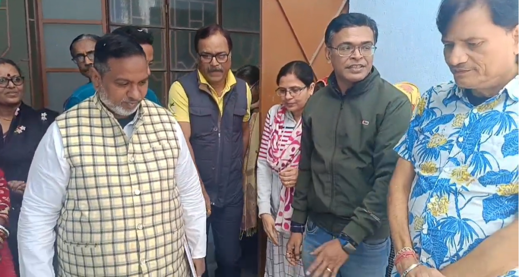 आसनसोल: आश्रय भवन में कंबल और चाय केतली वितरण, पहुँचे मेयर और डिप्टी मेयर 2 Screenshot 2025 01 16 132453