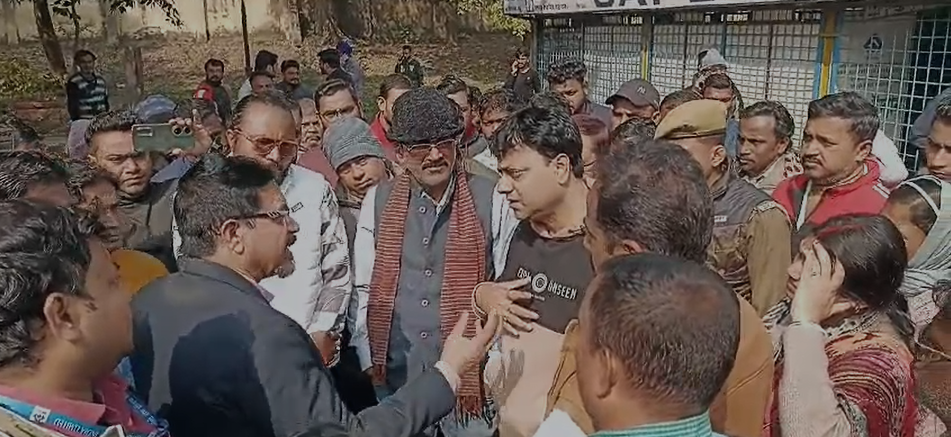 15,000 नौकरियों में स्थानीय बेरोजगारों की अनदेखी! बर्नपुर में प्रदर्शन 2 Screenshot 2025 01 17 121651