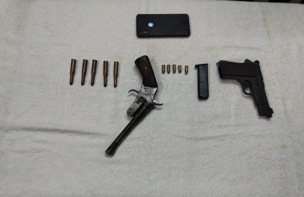 দুর্গাপুরে পুলিশের অভিযানে ডাকাত দলের পর্দাফাঁস! আগ্নেয়াস্ত্রসহ ৫ গ্রেফতার 2 armed robbery gang busted