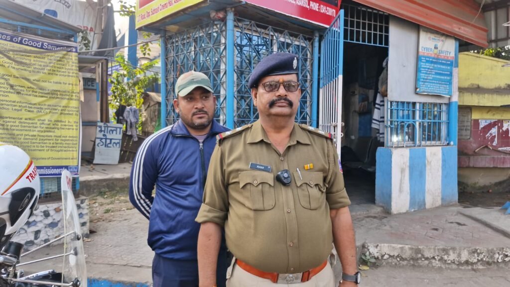 30 मिनट में खोई हुई बच्ची बरामद! आसनसोल ओ सी सब ट्रैफिक गार्ड ने किया कमाल 2 asansol police rescues lost 3 year old girl