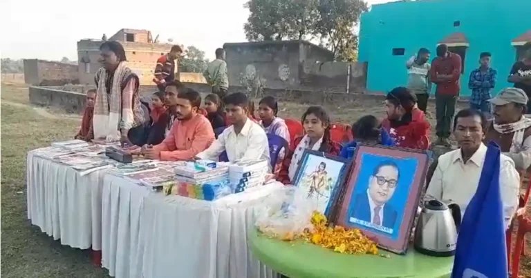 बराबनी में छात्रों के बीच बाउरी समाज ने बांटी किताबें, शिक्षा को मिली नई दिशा 1 bauri samaj books distribution