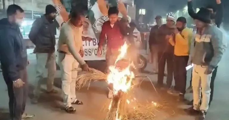 कुल्टी में कांग्रेस का विरोध प्रदर्शन: मोहन भागवत का पुतला दहन 1 congress protest mohan bhagwat
