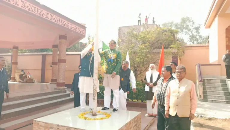 आसनसोल दयानंद विद्यालय में गणतंत्र दिवस पर तिरंगा लहराया, मलय घटक बोले – संविधान हमारा गौरव 1 dayananda school1